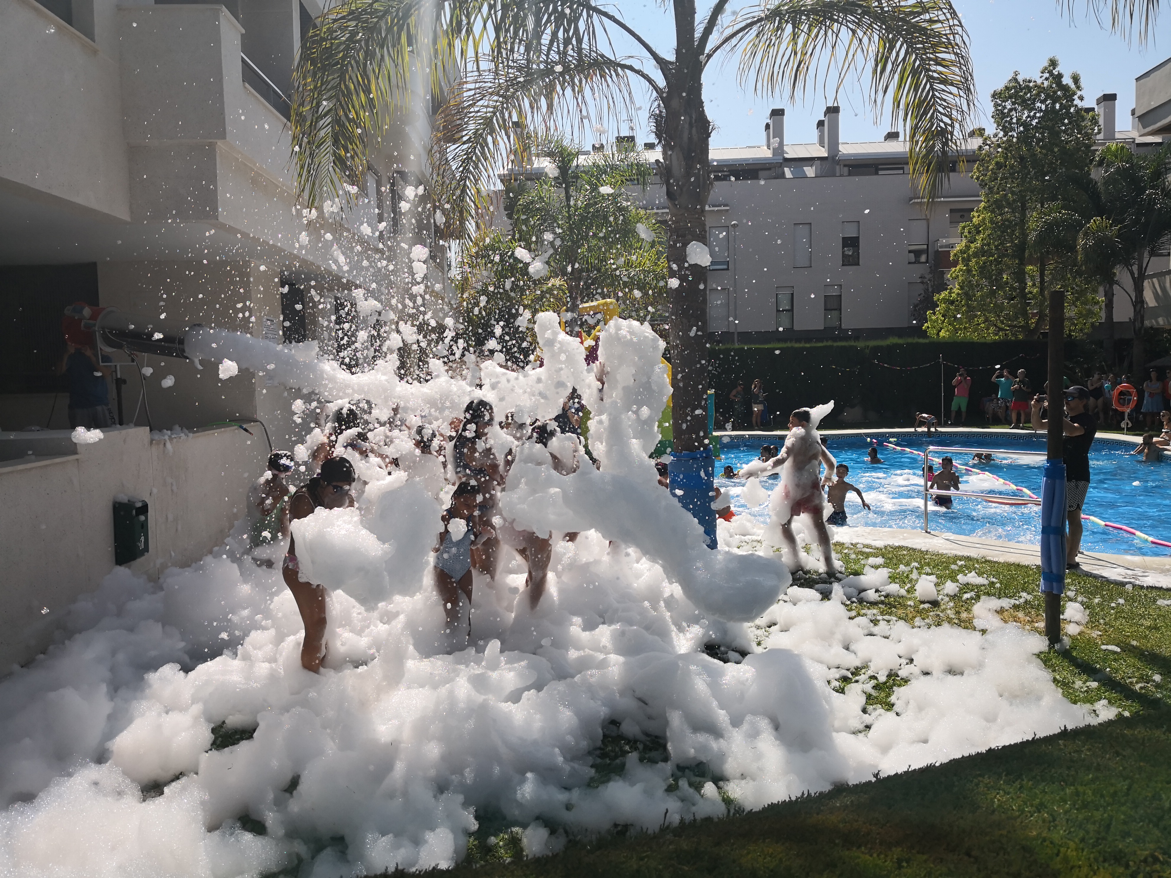 Niños en fiesta de la espuma